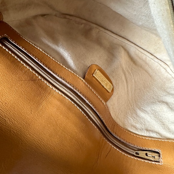 🛑✋Price Drop🛑😊Authentic Gucci Leather Crossbody/Shoulder Bag. - Picture 10 of 16